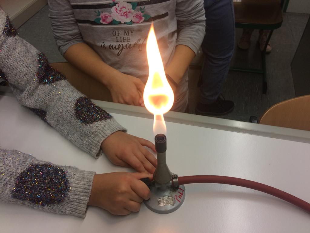 Bunsenbrenner mit oranger Flamme am Lehrkräfte-Pult.