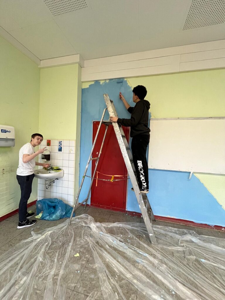 Wandertag einmal anders – Die 8a renoviert ihren Klassenraum