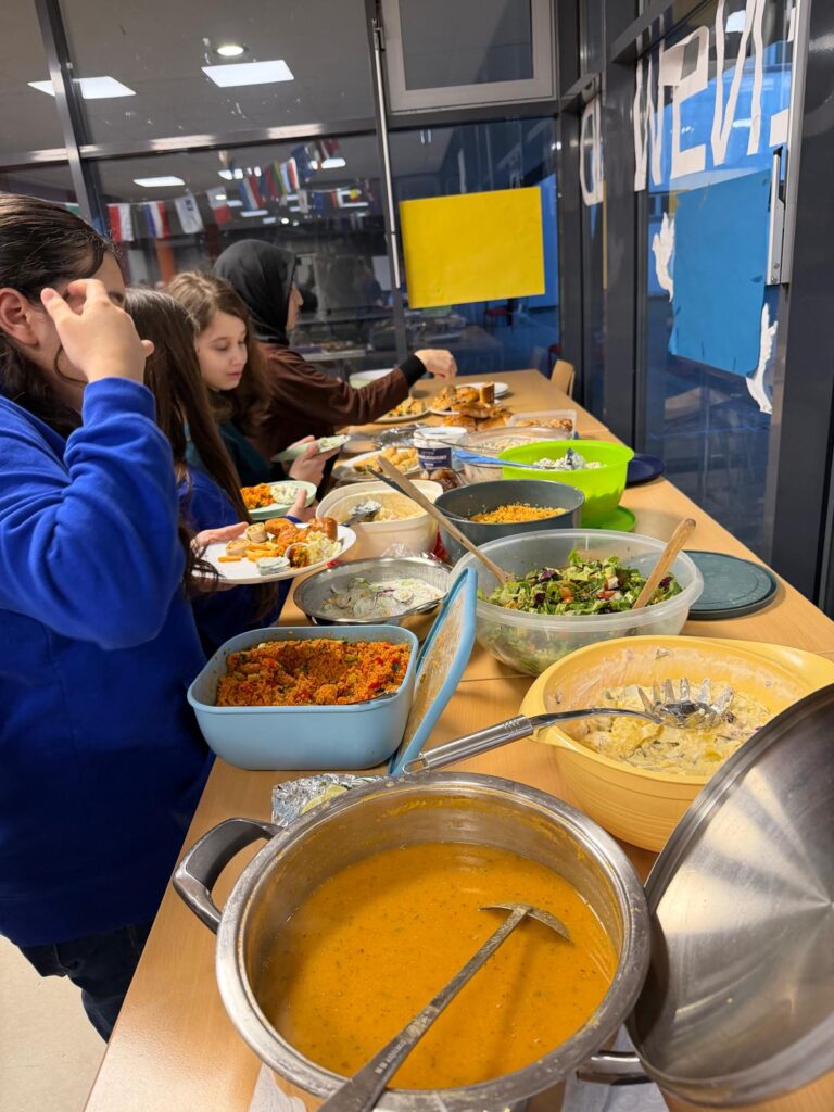Erstes gemeinsames Fastenbrechen (Iftar) am Krupp-Gymnasium
