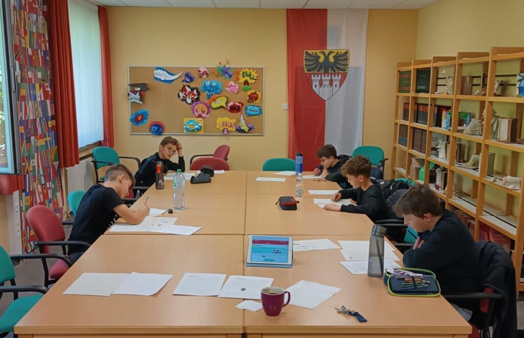 Hochkonzentriert beim Pangea-Mathematik-Wettbewerb