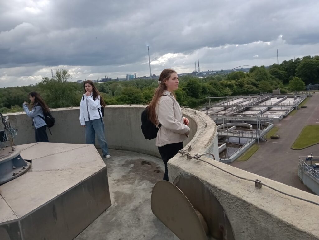 Biochemiekurs 9 besucht das Klärwerk Duisburg-Rheinhausen