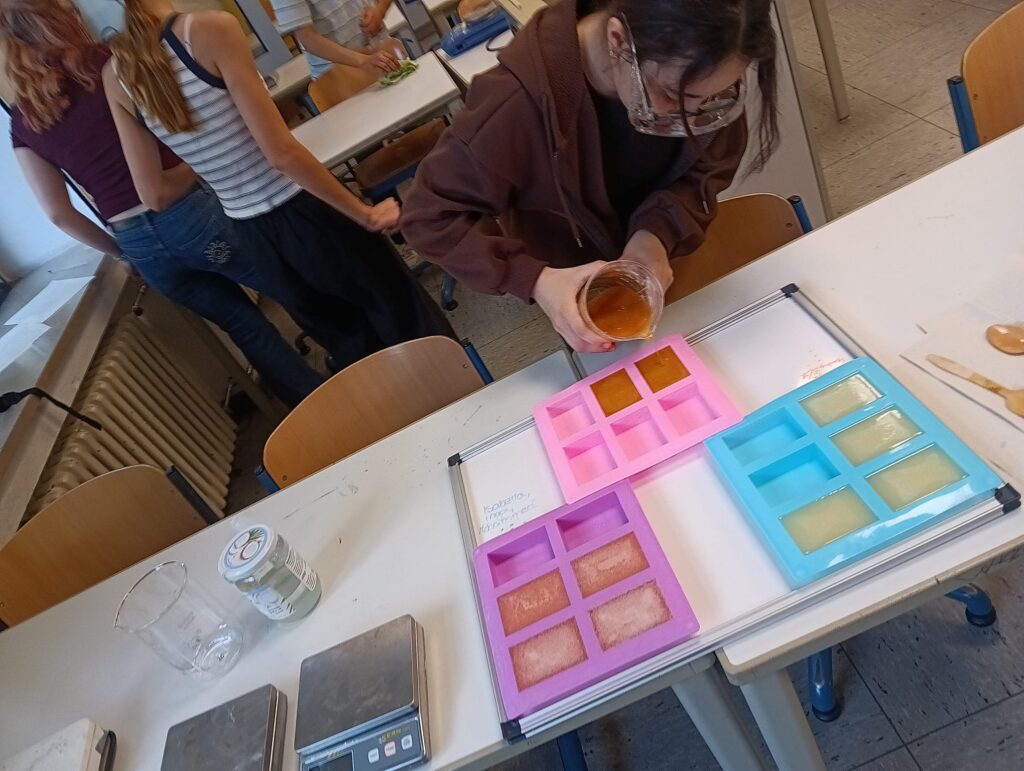Seife aus dem Chemieraum – Biochemiekurs wird selbst zu Kosmetikhersteller:innen